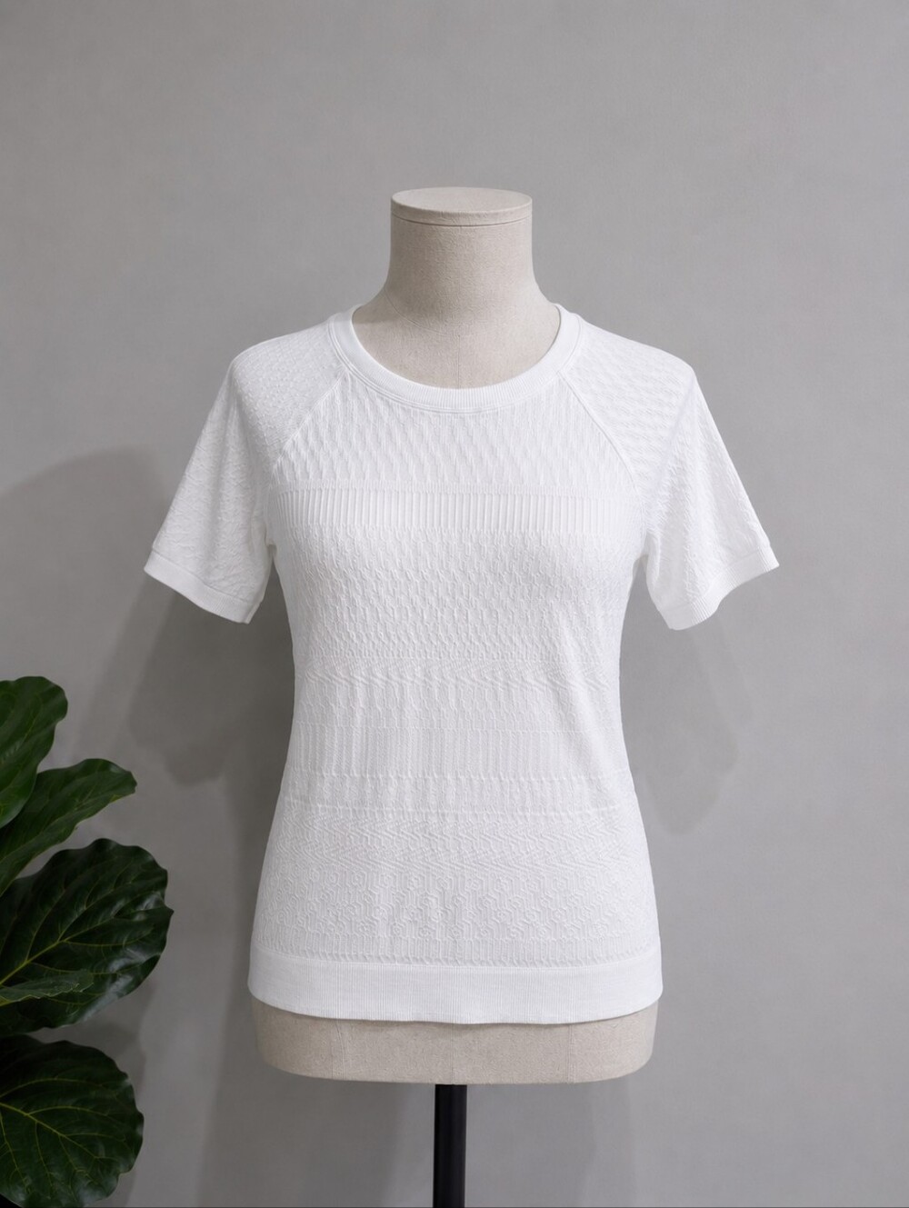 NWT Lululemon Rest Less Women’s White Textured Short Sleeve T-Shirt